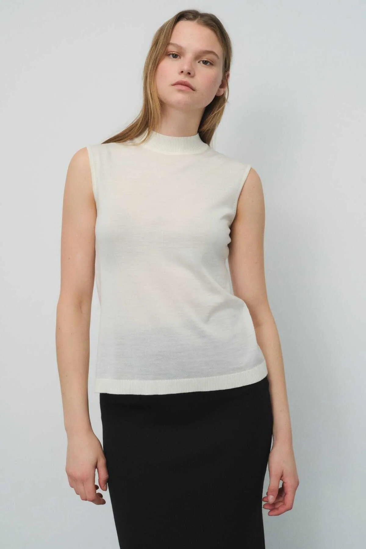 100% Wool Ecru Half Turtleneck Sleeveless Knitwear Blouse