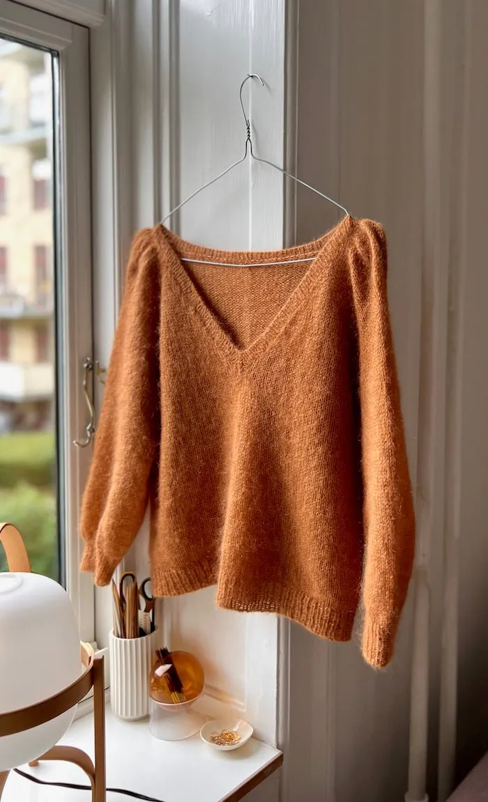 Casia sweater V-neck fra Refined Knitwear, silk mohair strikkekit