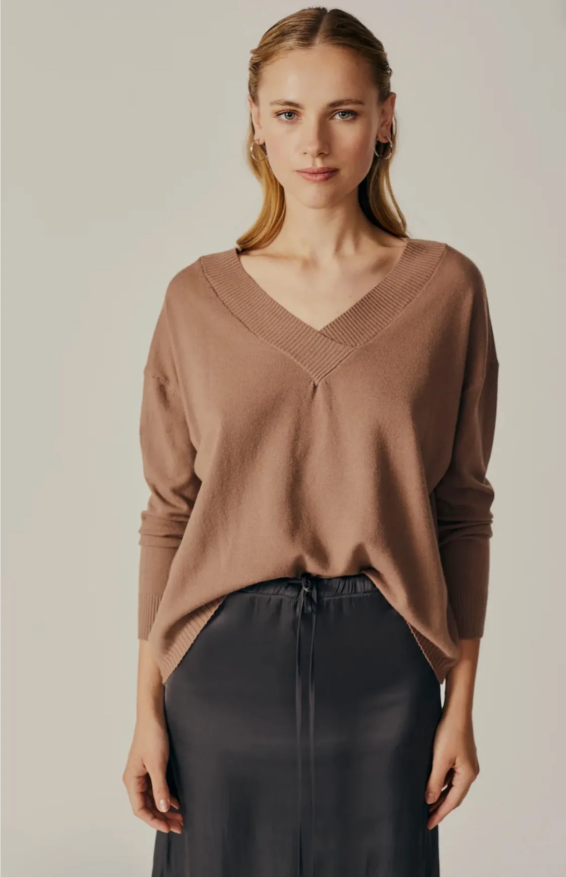 DELUC BETULA V NECK SWEATER