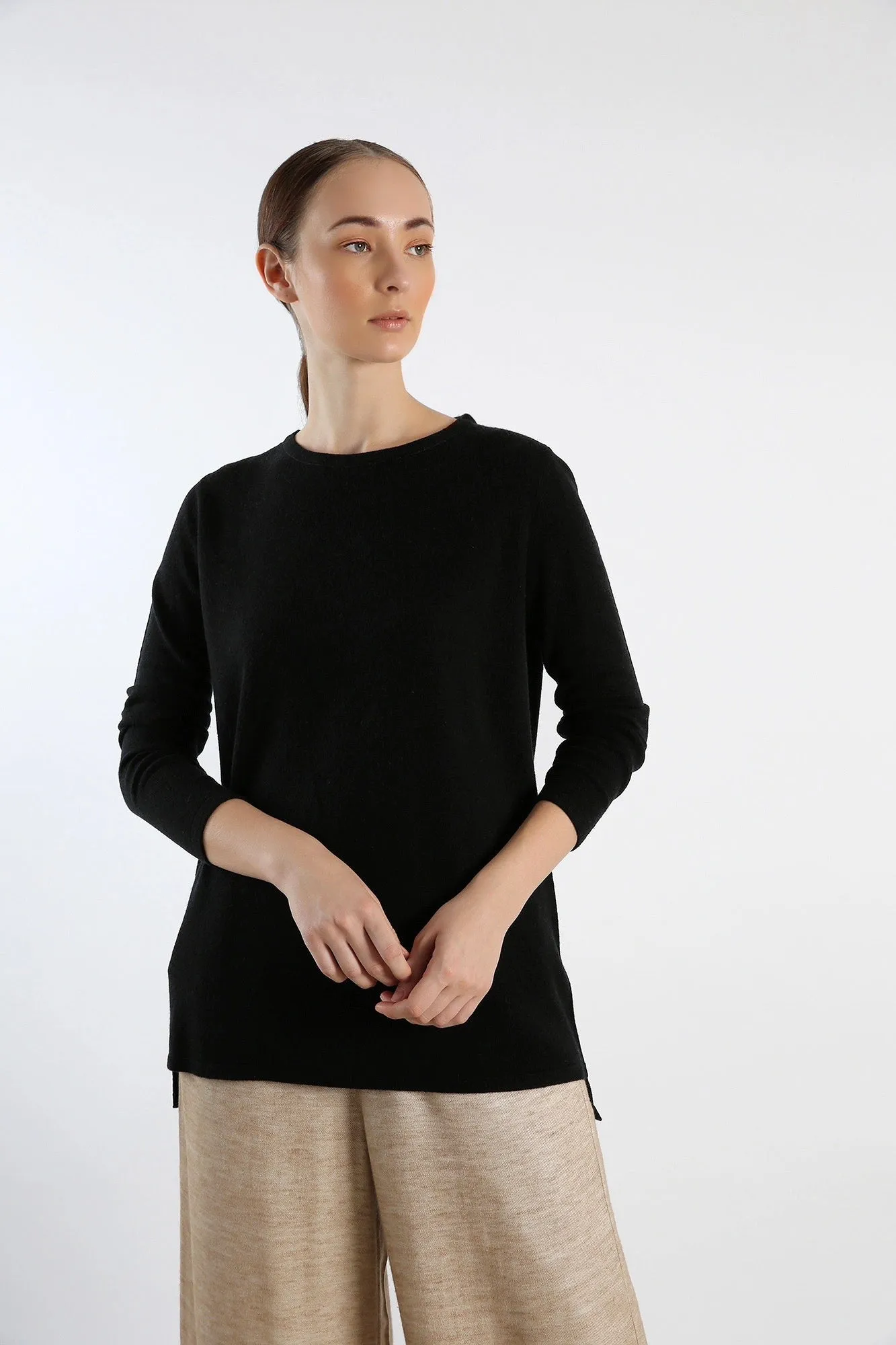 Hand-knitted Black Round neck Pure Cashmere Tunic-fit sweater