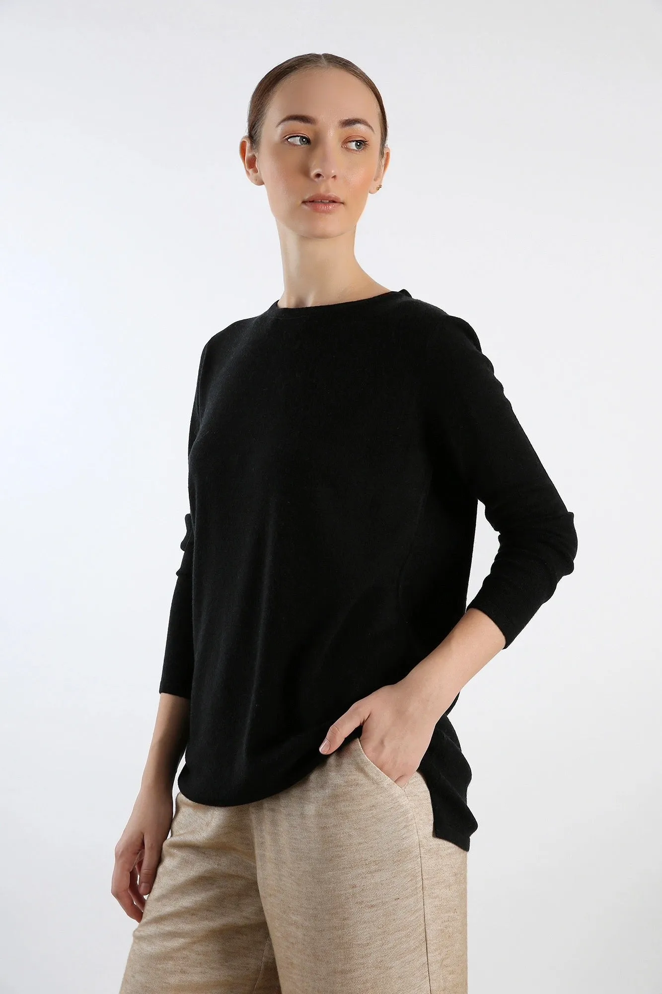 Hand-knitted Black Round neck Pure Cashmere Tunic-fit sweater